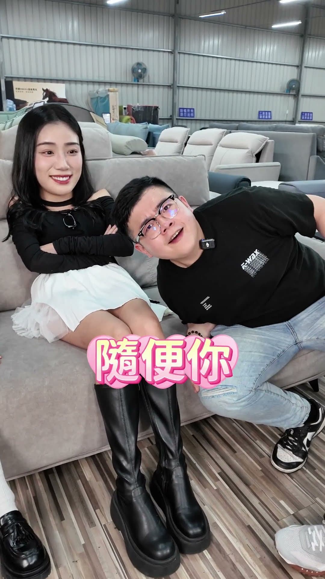 怎麼有人介紹沙發到一半開始自肥？！🤨